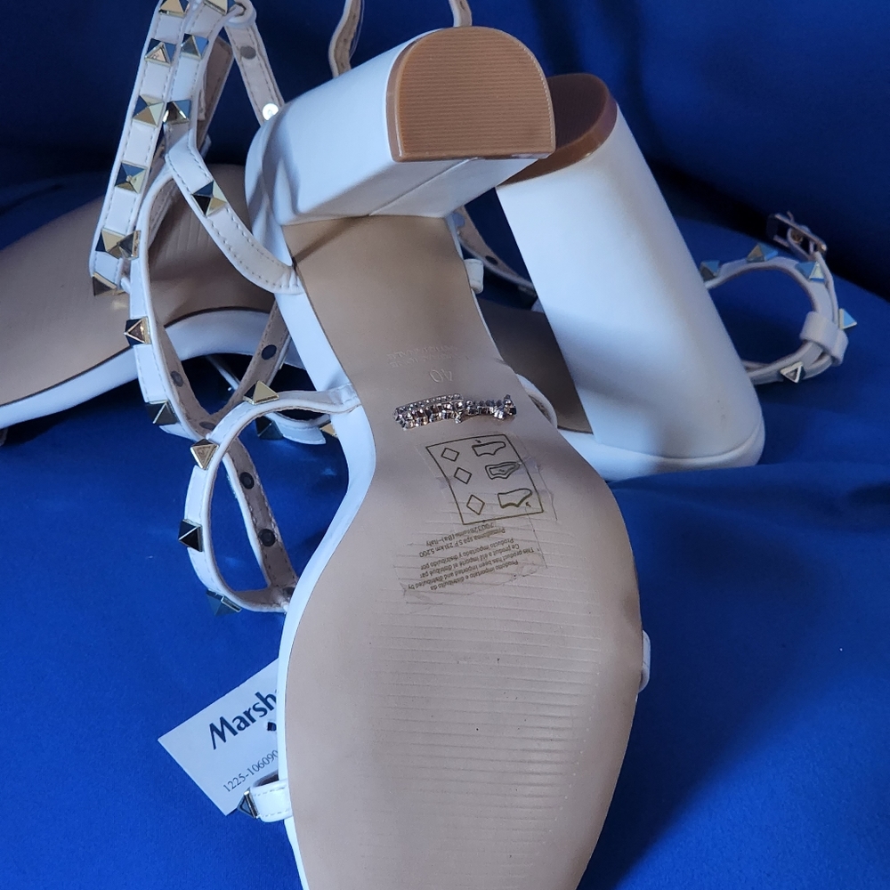 Shoe's - Picture 3 of 5